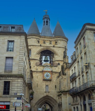 Téléchargez les photos : BORDEAUX, FRANCE - 14 JANVIER 2024 : Porte Saint Eloi, également connue sous le nom de Grosse Cloche Big Bell dans le centre-ville de Bordeaux, photo de haute qualité - en image libre de droit
