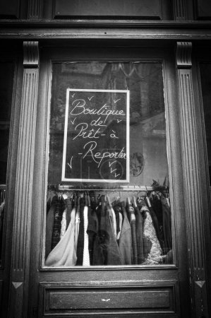 Foto de Burdeos, Francia, 14 de enero de 2024: Reporte de una ventana roja de madera de una tienda de ropa de segunda mano. Foto de alta calidad - Imagen libre de derechos