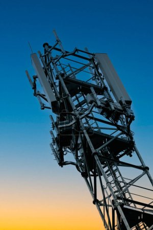 Téléchargez les photos : Déploiement du réseau 5G. Pose d'antennes sur un mât de téléphone portable dans l'atmosphère hivernale. France, Gironde, février 2024. Photo de haute qualité - en image libre de droit