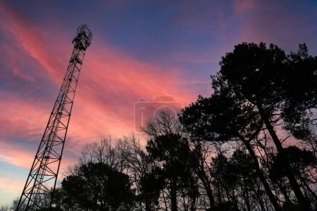 Foto de Implementación de la red 5G. Colocar antenas en un mástil de teléfono móvil en la atmósfera invernal. Francia, Gironda, febrero de 2024. Foto de alta calidad - Imagen libre de derechos