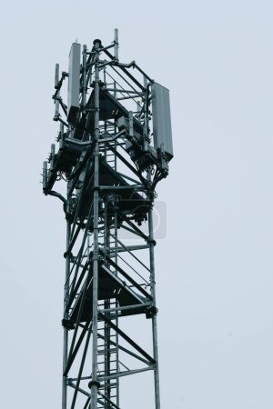 Téléchargez les photos : Déploiement du réseau 5G. Pose d'antennes sur un mât de téléphone portable dans l'atmosphère hivernale. France, Gironde, février 2024. Photo de haute qualité - en image libre de droit