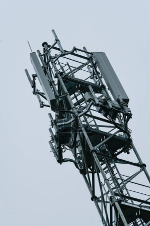 Déploiement du réseau 5G. Pose d'antennes sur un mât de téléphone portable dans l'atmosphère hivernale. France, Gironde, février 2024. Photo de haute qualité