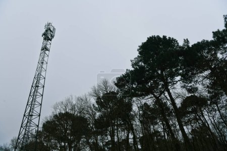 Aufbau des 5G-Netzes. Antennen auf einem Mobilfunkmast in winterlicher Atmosphäre auslegen. Frankreich, Gironde, Februar 2024. Hochwertiges Foto