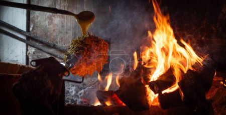 Torta asada con asador de leña, Pirineos Atlánticos, Francia. Foto de alta calidad