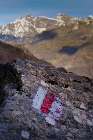 Foto de Marcado de una ruta de senderismo de larga distancia, blanco y rojo, Itinerarios en Francia, Marcado en roca, Sendero de senderismo, Pirineos, Fotografía de alta calidad - Imagen libre de derechos