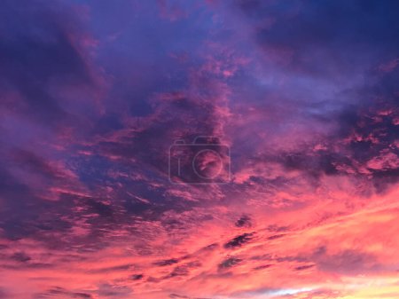 Abenddämmerung, Sonnenuntergang Himmel Wolken am Abend mit farbenfrohem Orange, Gelb, Rosa und Rot Sonnenlicht und dramatische Gewitterwolken am Abendhimmel, Hochwertiges Foto