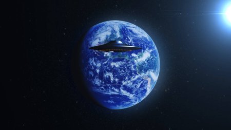 Téléchargez les photos : Soucoupe volante OVNI cap planète Terre, vue de l'espace extérieurConcept de science-fiction invasion extraterrestre, 4K, 2024 - en image libre de droit