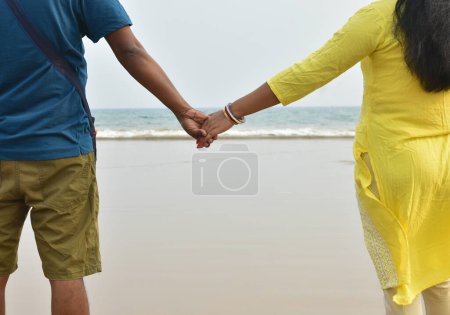 Feliz luna de miel en Lakshadweep, India. Pareja india relajarse en la arena blanca de la playa. Feliz estilo de vida marino. Familia joven, hombre y mujer descansan en la playa del océano. Una pareja enamorada viaja a la isla. Viaje de amor