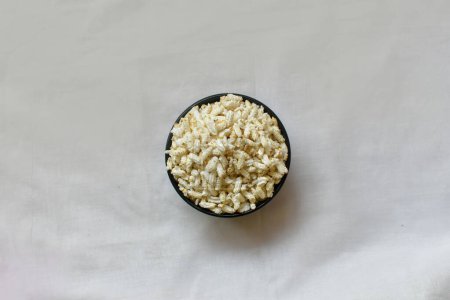 Popped Rice o Nel Pori también conocido como Puffed Lahi o Karthigai Pori en cuenco de madera sobre fondo blanco. Concepto de dieta baja en calorías. Enfoque selectivo en tazón y comida.