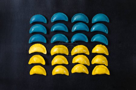 Foto de Albóndigas amarillo-azules hechas a mano con amor. Bandera de Ucrania. - Imagen libre de derechos
