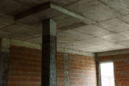 Foto de Losas de piso en la construcción de la casa. La base de un edificio de varios pisos, techos, paredes de carga. - Imagen libre de derechos