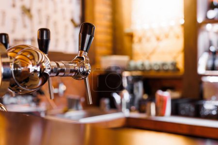 Foto de Bar mostrador para verter cerveza, vista lateral. Foto en un tono cálido. - Imagen libre de derechos