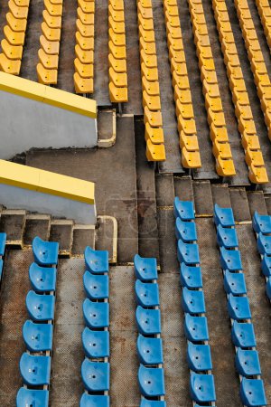 Téléchargez les photos : Sièges bleus jaunes pour les fans du stade de football ukrainien vue de dessus - en image libre de droit