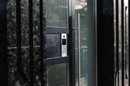 Foto de Entrada a un edificio de varios pisos con sistema de seguridad avanzado, que utiliza reconocimiento facial, chip y código QR - Imagen libre de derechos