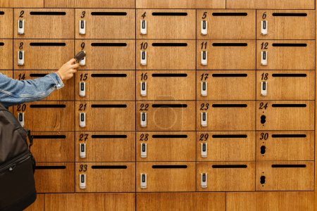 Foto de Seguridad mejorada de la sala de correo con cerraduras inteligentes en gabinetes de correo de madera, utilizando chip y tarjetas de acceso para acceso controlado de correo. - Imagen libre de derechos