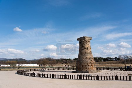 Foto de Cheomseongdae Ancient Observatory florecerá en primavera en Gyeongju, Corea del Sur. Foto de alta calidad - Imagen libre de derechos