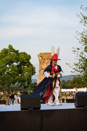 Foto de Gyeongju, Korea -Aug 25, 2023: Performance of traditional dancing on Cheomseongdae in Gyeongju, South Korea. Foto de alta calidad - Imagen libre de derechos