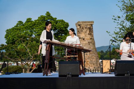 Foto de Gyeongju, Korea -Aug 25, 2023: Performance of traditional dancing at Cheomseongdae in Gyeongju, South Korea. Foto de alta calidad - Imagen libre de derechos