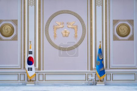 Foto de Seúl, Corea del Sur - 8 de agosto de 2023:: Interior de entrada y auditorio de la Casa Azul con lámpara de araña y alfombra. Foto de alta calidad - Imagen libre de derechos