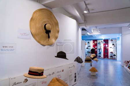 Téléchargez les photos : Jeonju, Corée du Sud, 24 mai 2023 : Ancien style traditionnel de chapeau exposé au musée des chapeaux. Photo de haute qualité - en image libre de droit
