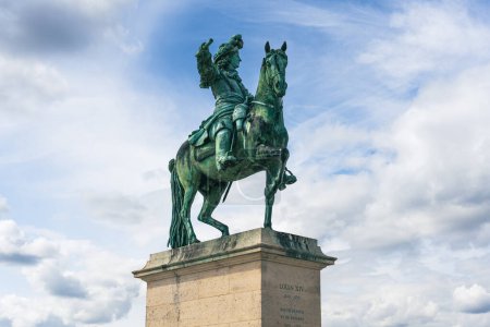 Foto de LYON, FRANCIA 26-ago-2023: Famosa estatua de Luis XIV en Lyon, Francia. Foto de alta calidad - Imagen libre de derechos