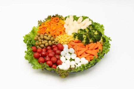 Köstlicher und gesunder Salat mit verschiedenen Gemüsesorten und Wachtelei isoliert auf weißem Hintergrund in der Draufsicht.