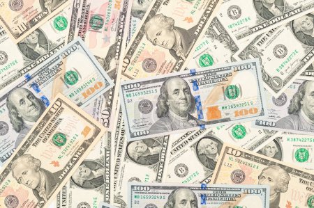 Foto de Escenas de abundancia: Una composición visual con billetes dispersos de 1, 10, 50 y 100 dólares. - Imagen libre de derechos