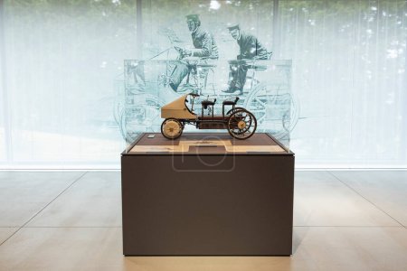Téléchargez les photos : Oyama-cho, Sunto-gun, Shizuoka, Japon - 27 mars 2023 : Miniature Lohner-Porsche "Semper Vivus" en vitrine acrylique, exposée au Fuji Motorsports Museum. - en image libre de droit