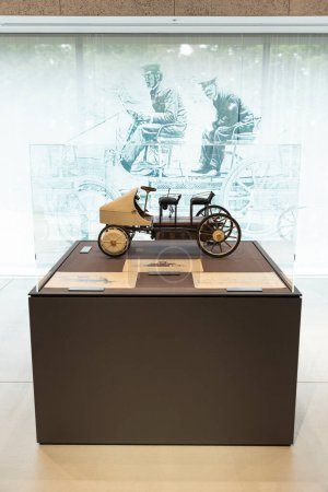Téléchargez les photos : Oyama-cho, Sunto-gun, Shizuoka, Japon - 27 mars 2023 : Miniature Lohner-Porsche "Semper Vivus" en vitrine acrylique, exposée au Fuji Motorsports Museum. - en image libre de droit