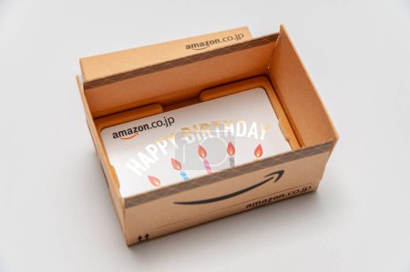 Téléchargez les photos : Fuji, Shizuoka, Japon - 11 août 2022 : Boîte cadeau Amazon vendu au Japon isolé sur fond blanc en vue du dessus. - en image libre de droit