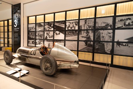 Foto de Oyama-cho, Sunto-gun, Shizuoka, Japón - 27 de marzo de 2023: Mercedes-Benz W25 (Replica), Model Year 1934, Country Germany, en exhibición en el Fuji Motorsports Museum. - Imagen libre de derechos