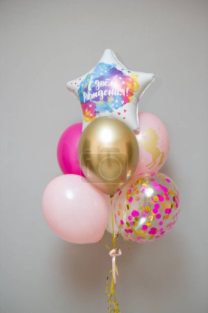 Foto de Globos de oro y rosa para una niña, la inscripción en el globo "Feliz cumpleaños" - Imagen libre de derechos