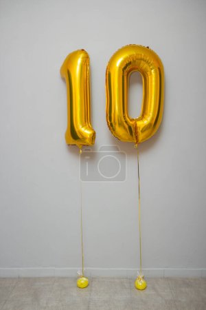 Téléchargez les photos : Ballons dorés numéro 10 sur fond blanc - en image libre de droit