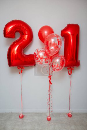 Foto de Conjunto de globos rojos - números y un montón de globos de látex con helio - Imagen libre de derechos