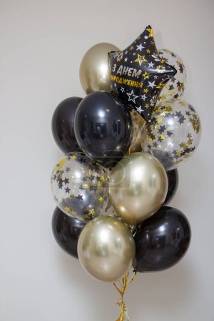 Foto de Set de globos negros dorados, globos confeti, globos de cumpleaños, letras de globos "Happy Birthday" - Imagen libre de derechos