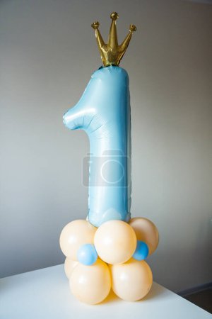 Foto de Azul número 1 con globo de corona dorada - Imagen libre de derechos