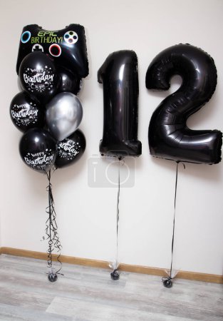 Téléchargez les photos : Ballons d'anniversaire noirs, ensemble de ballon d'hélium pour homme, joueur - en image libre de droit