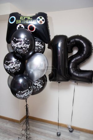 Téléchargez les photos : Ballons d'anniversaire noirs, ensemble de ballon d'hélium pour homme, joueur - en image libre de droit