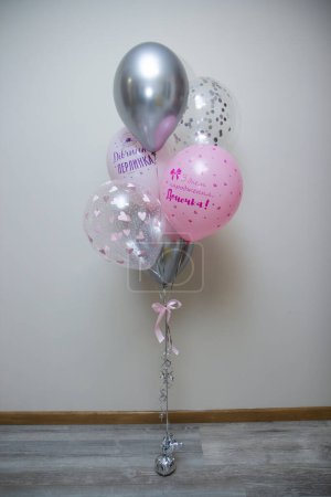ein Satz Luftballons für ein Mädchen, die Inschrift auf dem Ballon Mädchen Perle, Alles Gute zum Geburtstag, Tochter