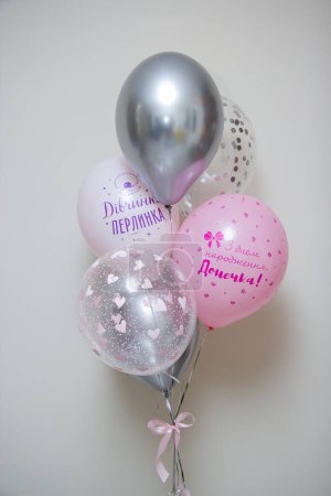 ein Satz Luftballons für ein Mädchen, die Inschrift auf dem Ballon Mädchen Perle, Alles Gute zum Geburtstag, Tochter