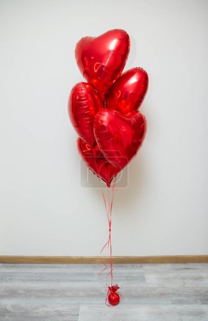 Foto de Globos rojos del corazón con helio sobre un fondo blanco en un racimo - Imagen libre de derechos