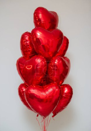 Foto de Globos rojos del corazón con helio sobre un fondo blanco en un racimo - Imagen libre de derechos
