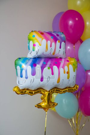 un tas de ballons lumineux, un ballon en forme de gâteau