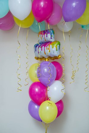 un montón de globos brillantes, un globo en forma de pastel
