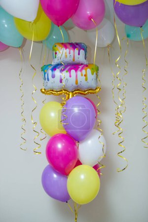 ein Bündel heller Luftballons, ein kuchenförmiger Luftballon