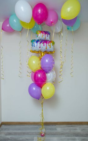 un montón de globos brillantes, un globo en forma de pastel