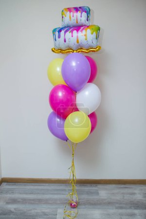 ein Bündel heller Luftballons, ein kuchenförmiger Luftballon