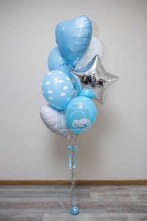 ein Satz blauer und weißer Luftballons für die Entlassung aus der Geburtsklinik auf weißem Hintergrund mit der Aufschrift "Danke für Ihren Sohn"