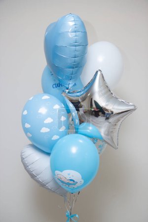 ein Satz blauer und weißer Luftballons für die Entlassung aus der Geburtsklinik auf weißem Hintergrund mit der Aufschrift "Danke für Ihren Sohn"