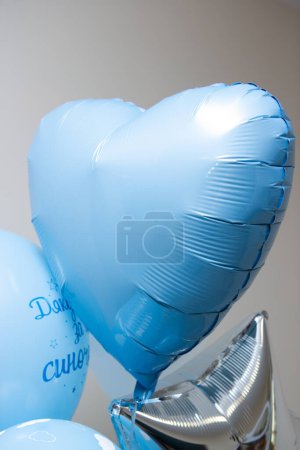 blauer Herzfolie Ballon auf weißem Hintergrund
